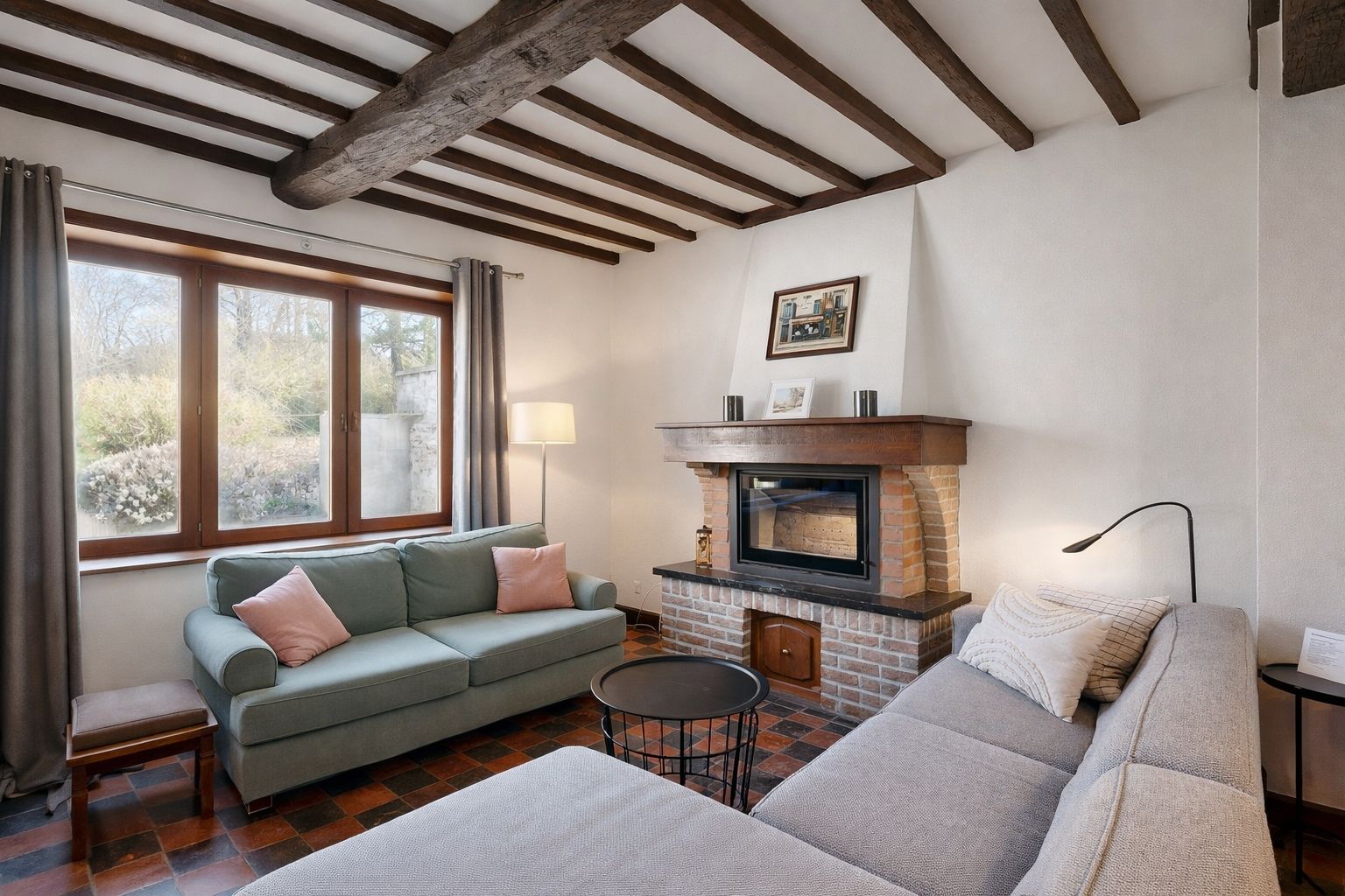 Charming, with a sumptuous garden and enormous potential. Photo 4