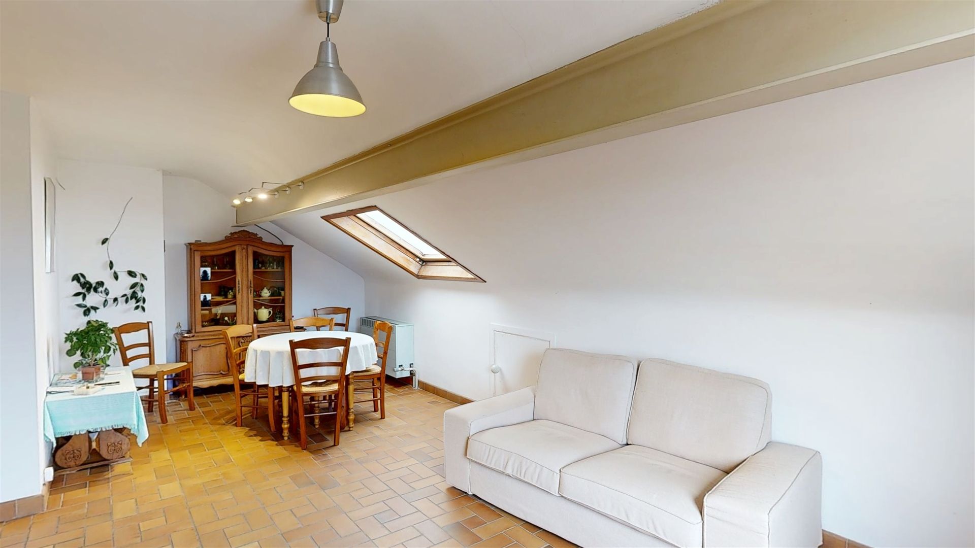 1 bedroom apartment with 1 office, a stone's throw from LLN Photo 4