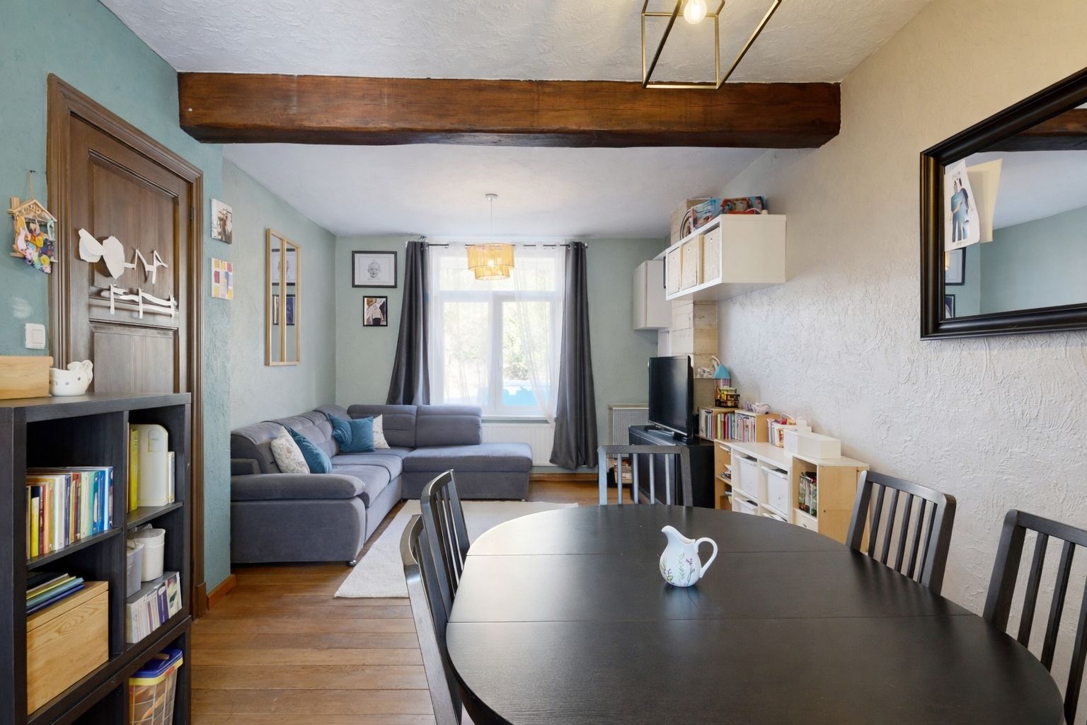 Adorable 3-sided house with garden Photo 5