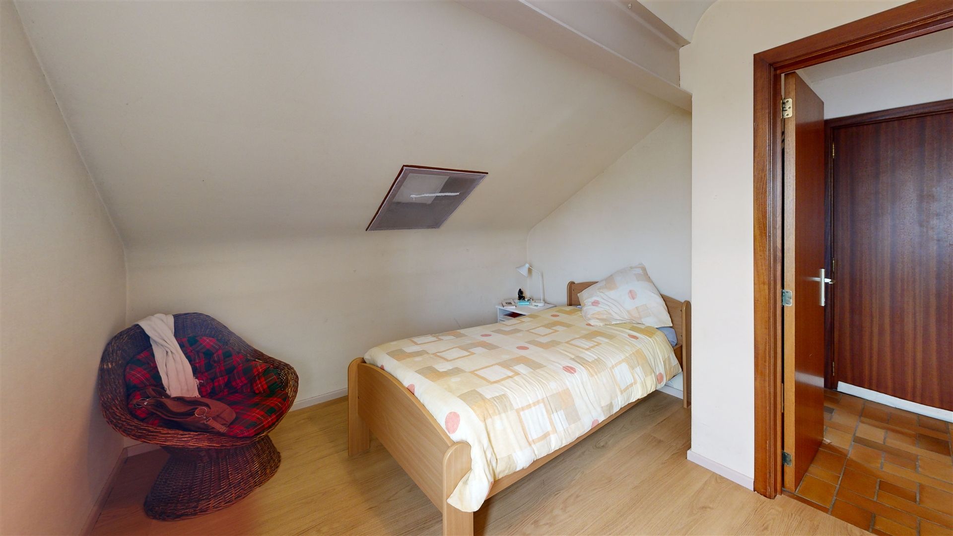 1 bedroom apartment with 1 office, a stone's throw from LLN Photo 10