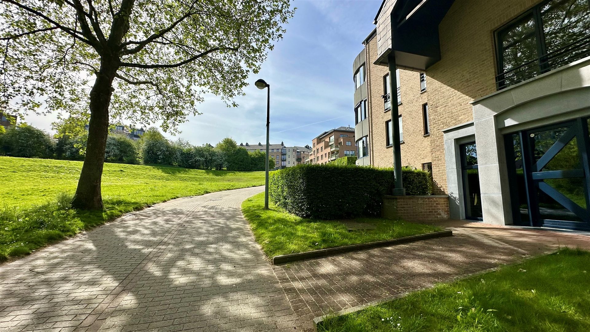 Rez-de-chaussée super lumineux avec jardin privatif - LLN Photo 9
