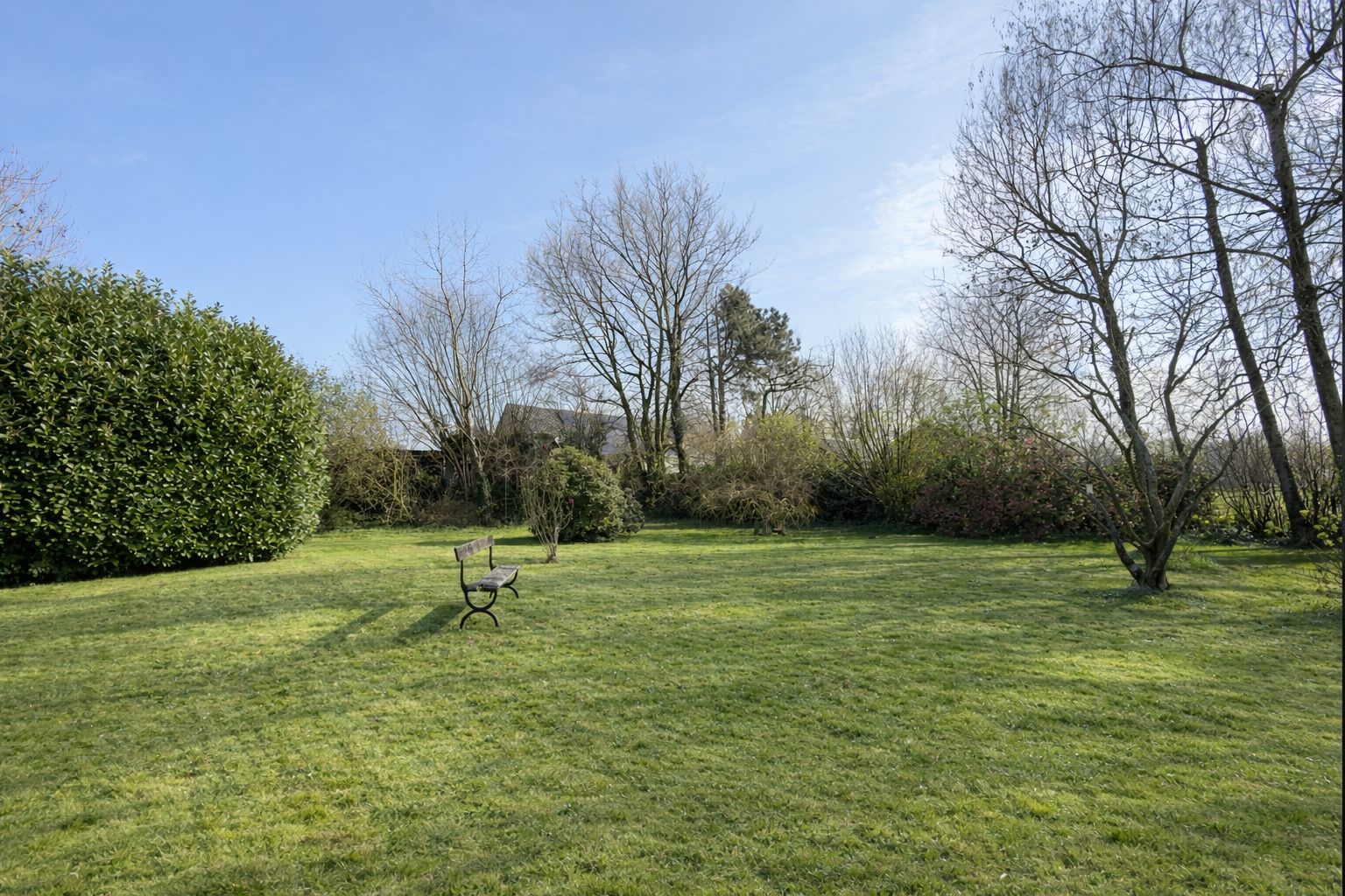 Charming, with a sumptuous garden and enormous potential. Photo 2