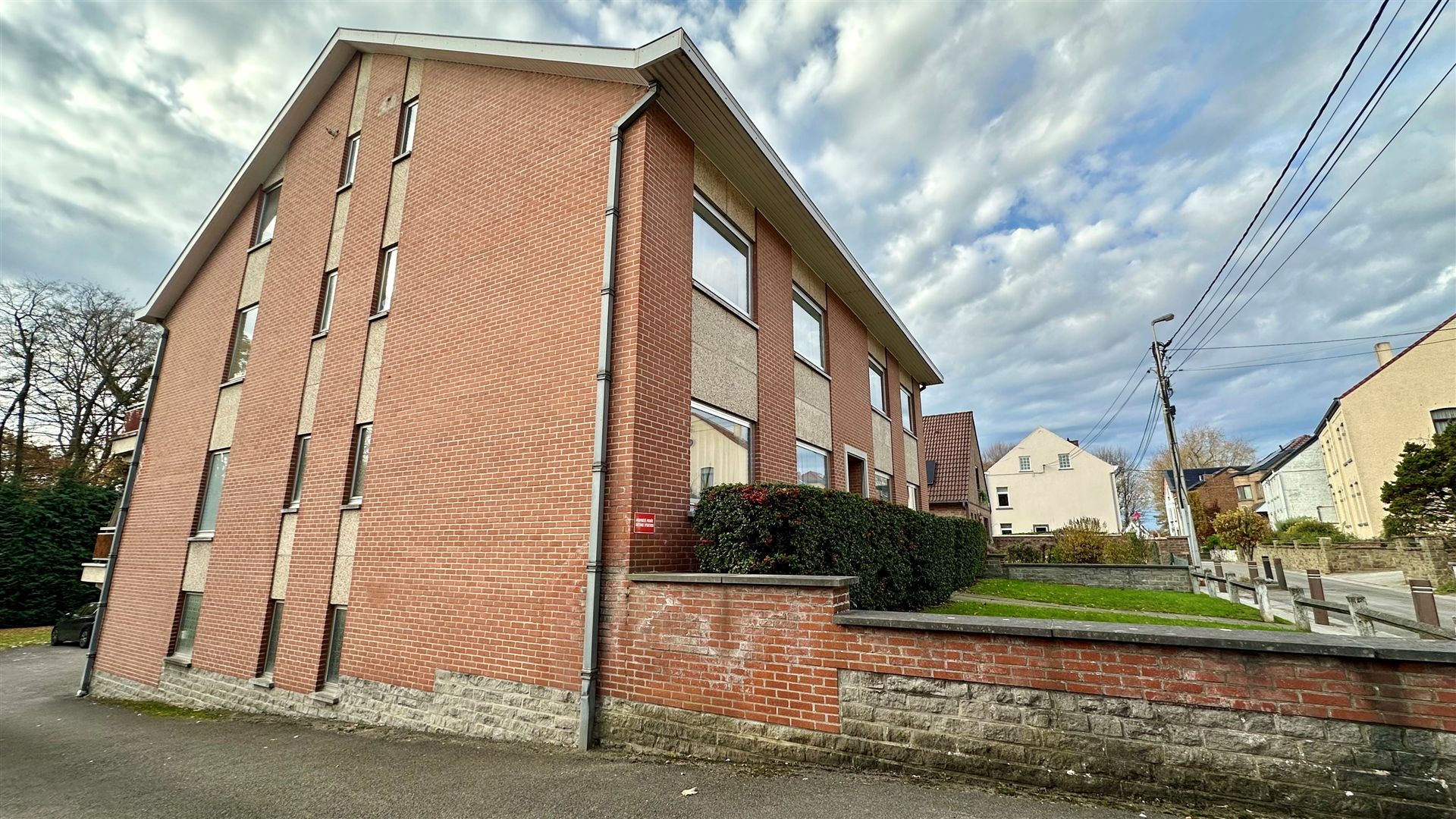 1 bedroom apartment with 1 office, a stone's throw from LLN Photo 14