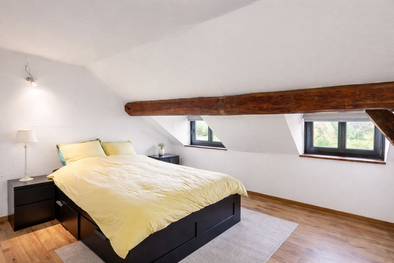 Charming, with a sumptuous garden and enormous potential. Photo 8