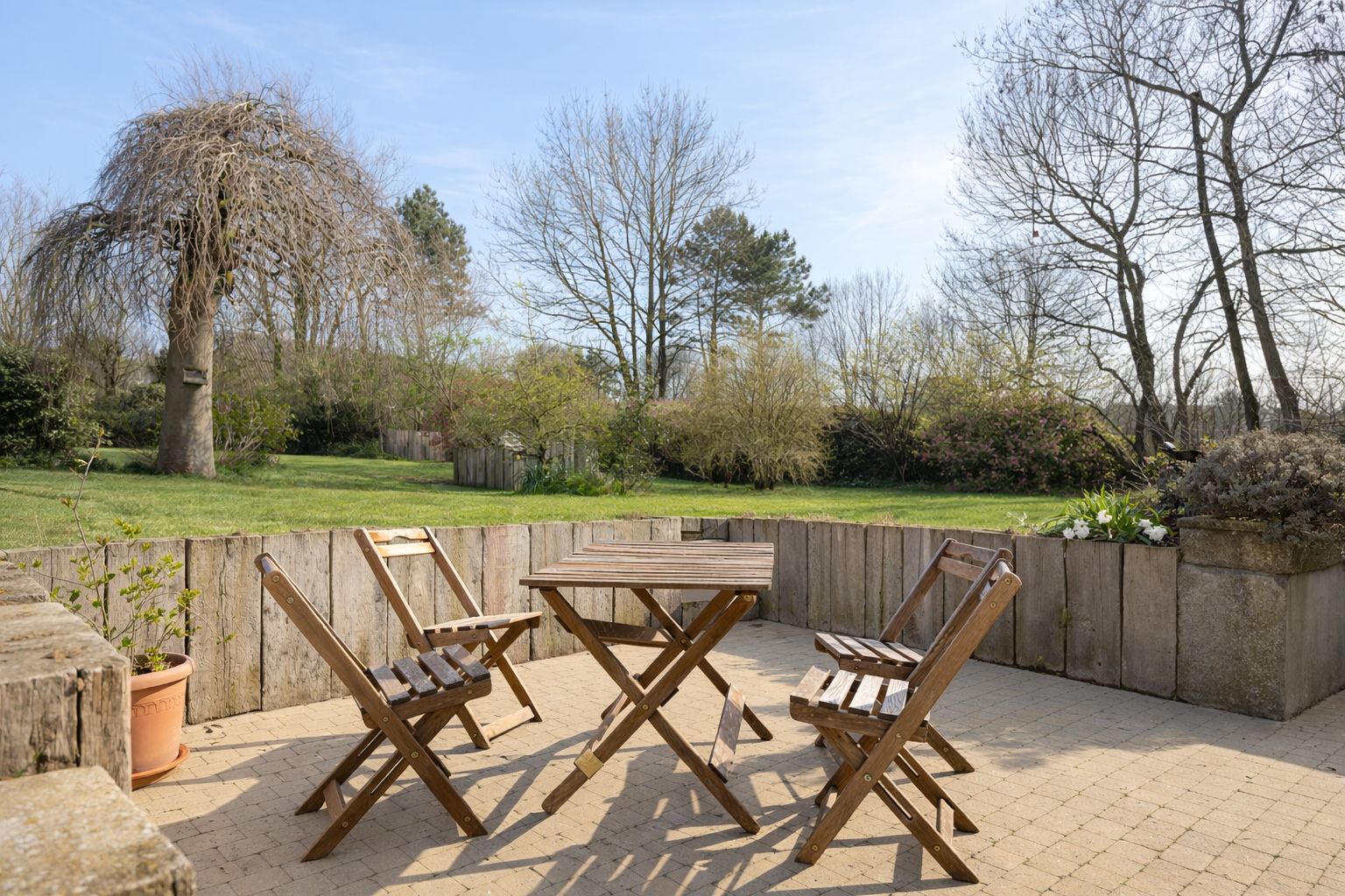 Charming, with a sumptuous garden and enormous potential. Photo 11