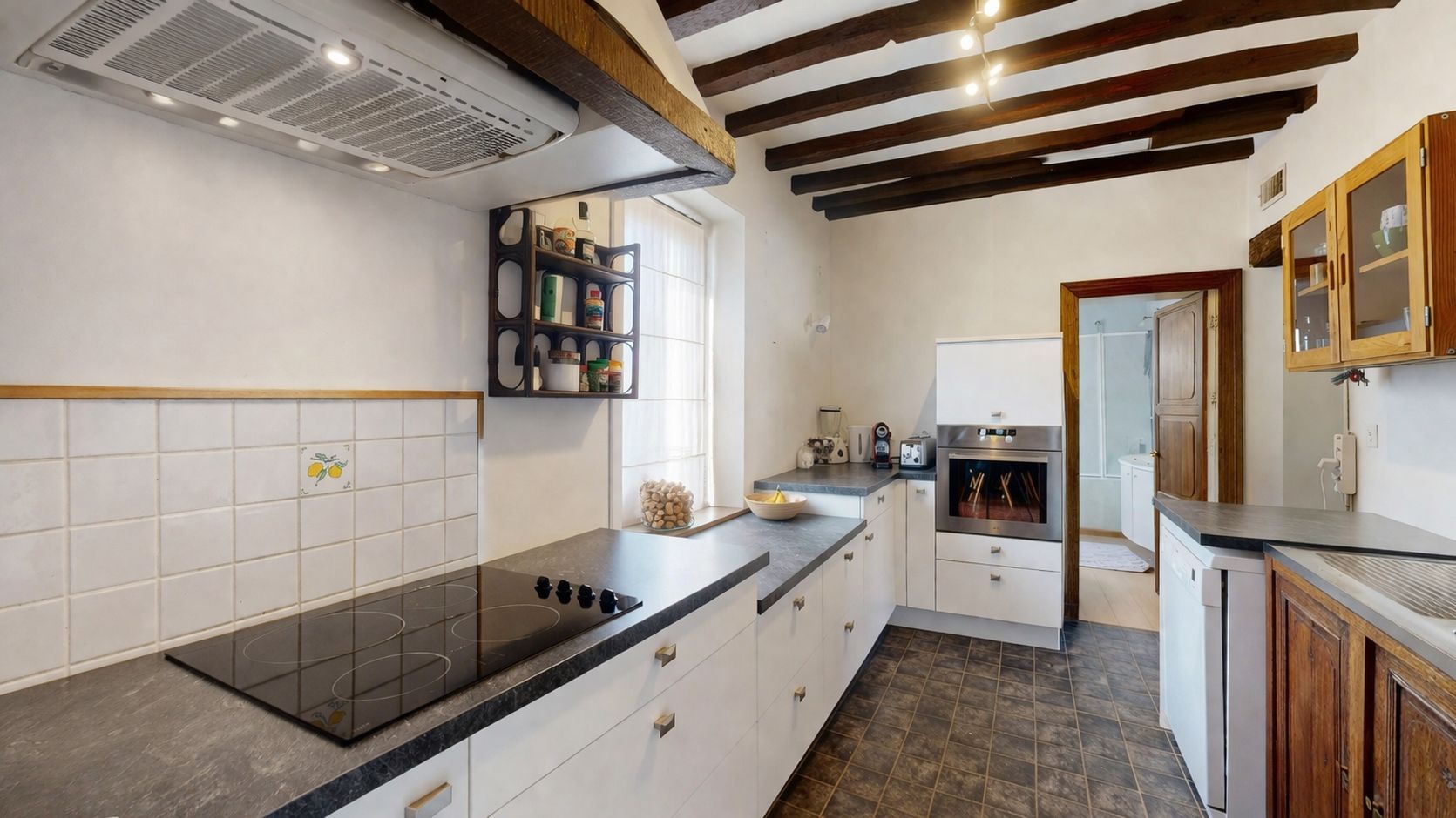 Charming, with a sumptuous garden and enormous potential. Photo 6