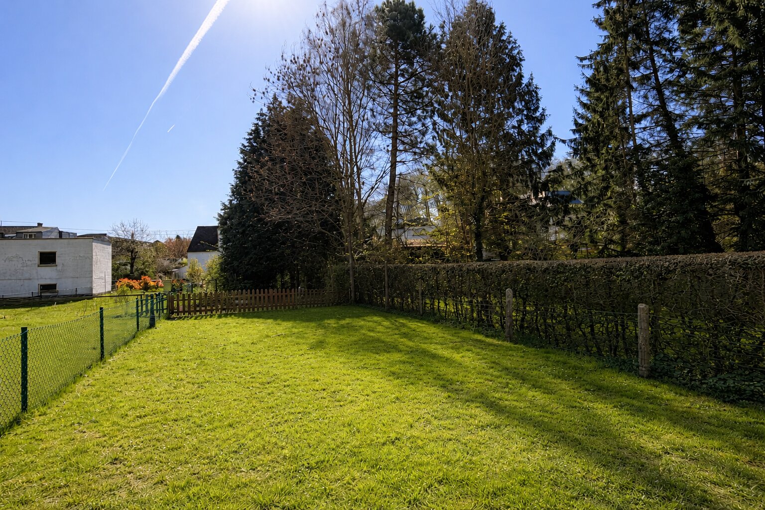 Adorable 3-sided house with garden Photo 10