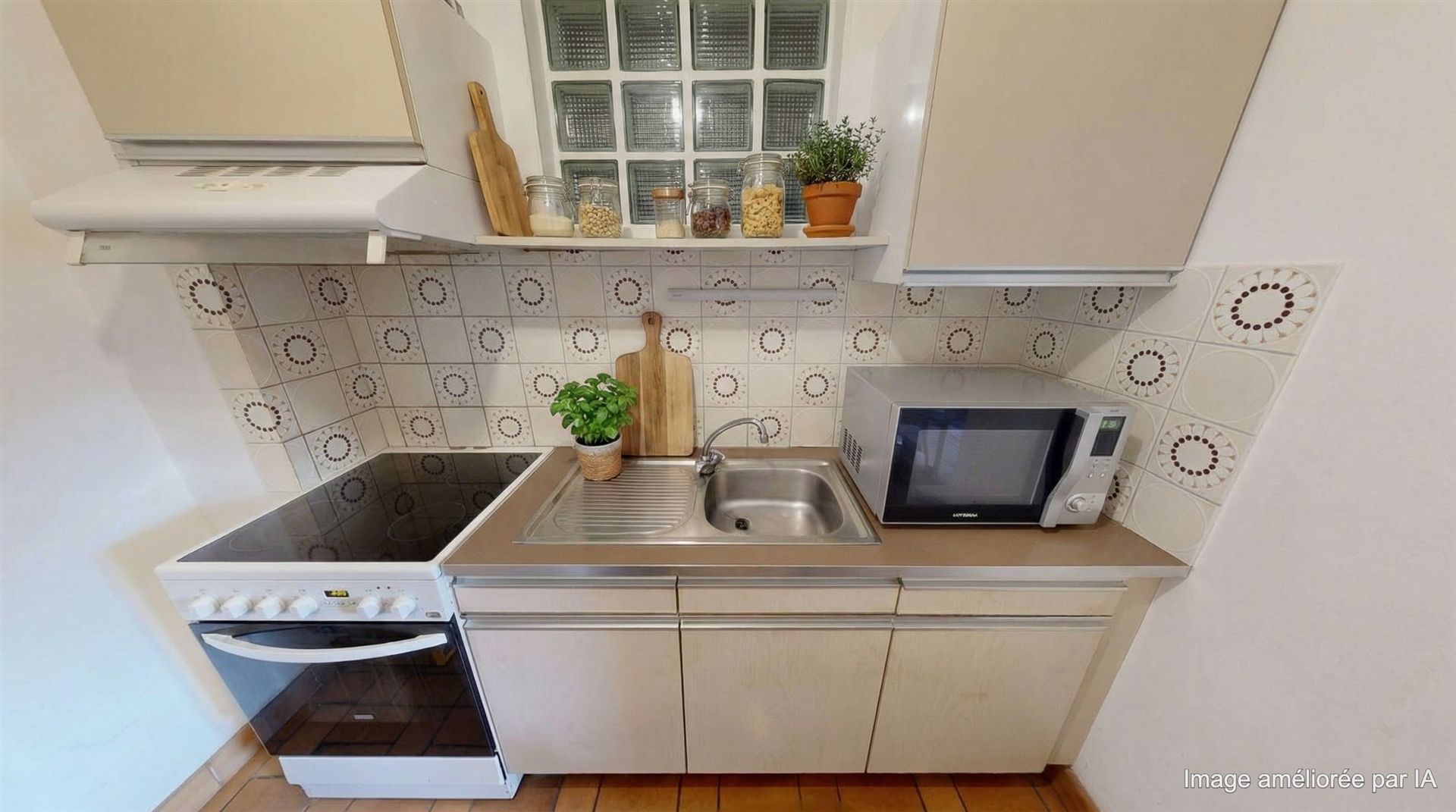 1 bedroom apartment with 1 office, a stone's throw from LLN Photo 2