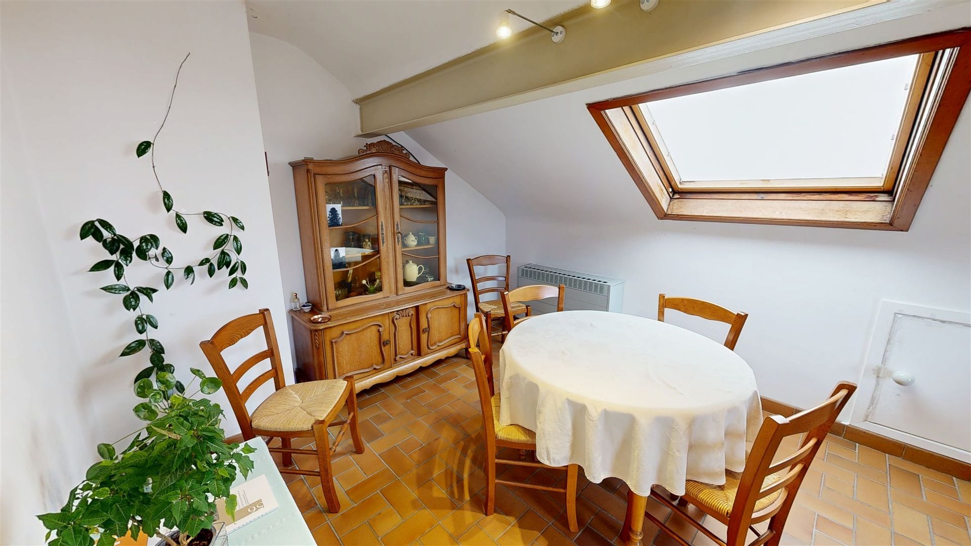 1 bedroom apartment with 1 office, a stone's throw from LLN Photo 3