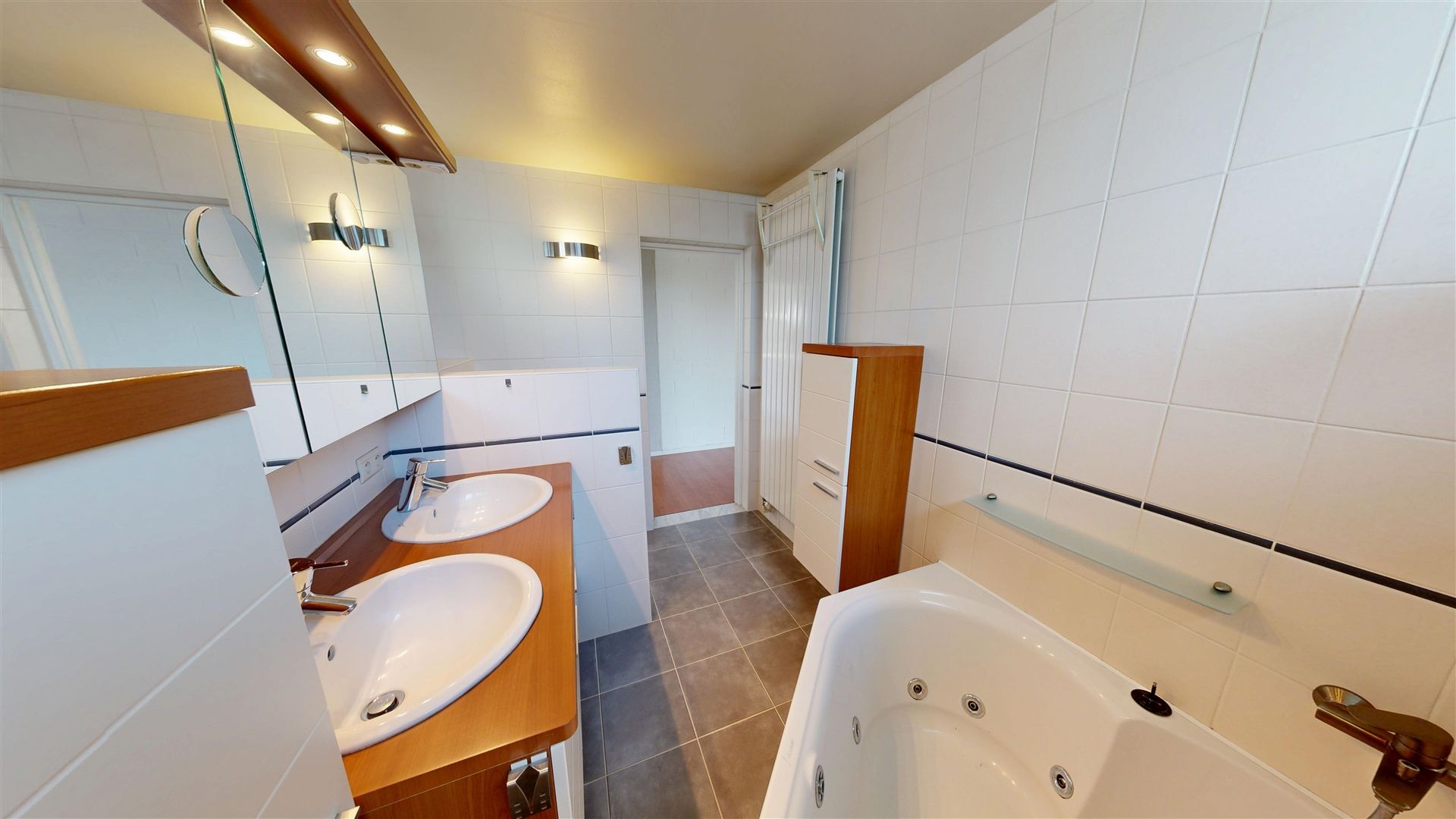 325m2 of usable space, superb view and swimming pool Photo 12