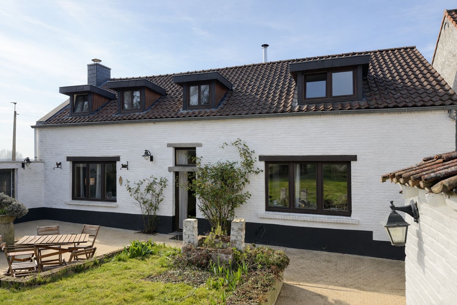 Charming, with a sumptuous garden and enormous potential. Photo 1