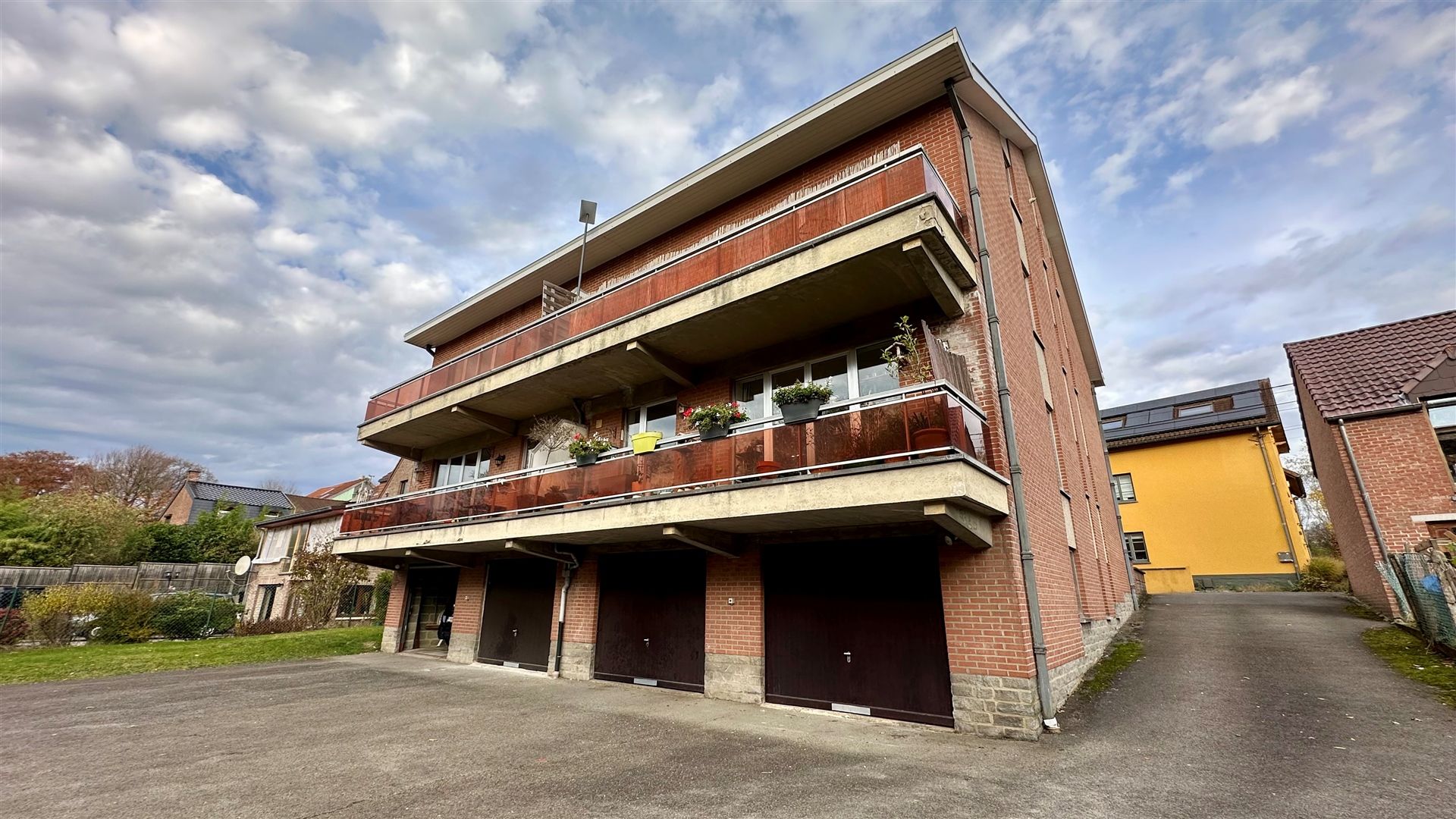 1 bedroom apartment with 1 office, a stone's throw from LLN Photo 15