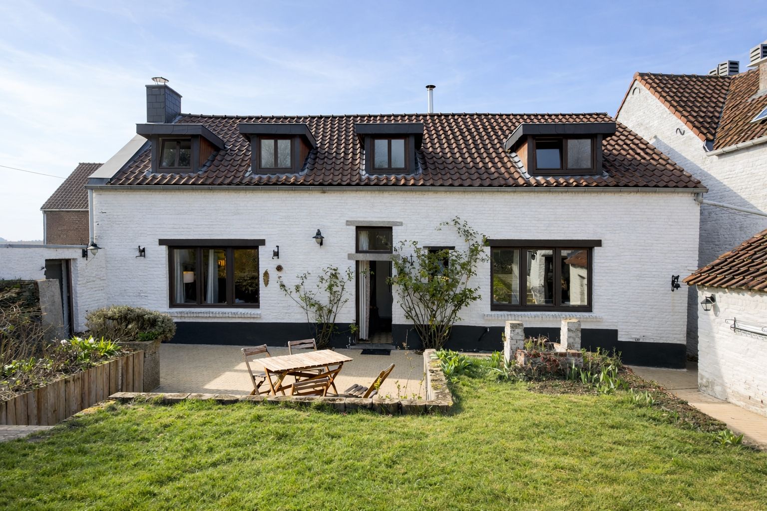Charming, with a sumptuous garden and enormous potential. Photo 14