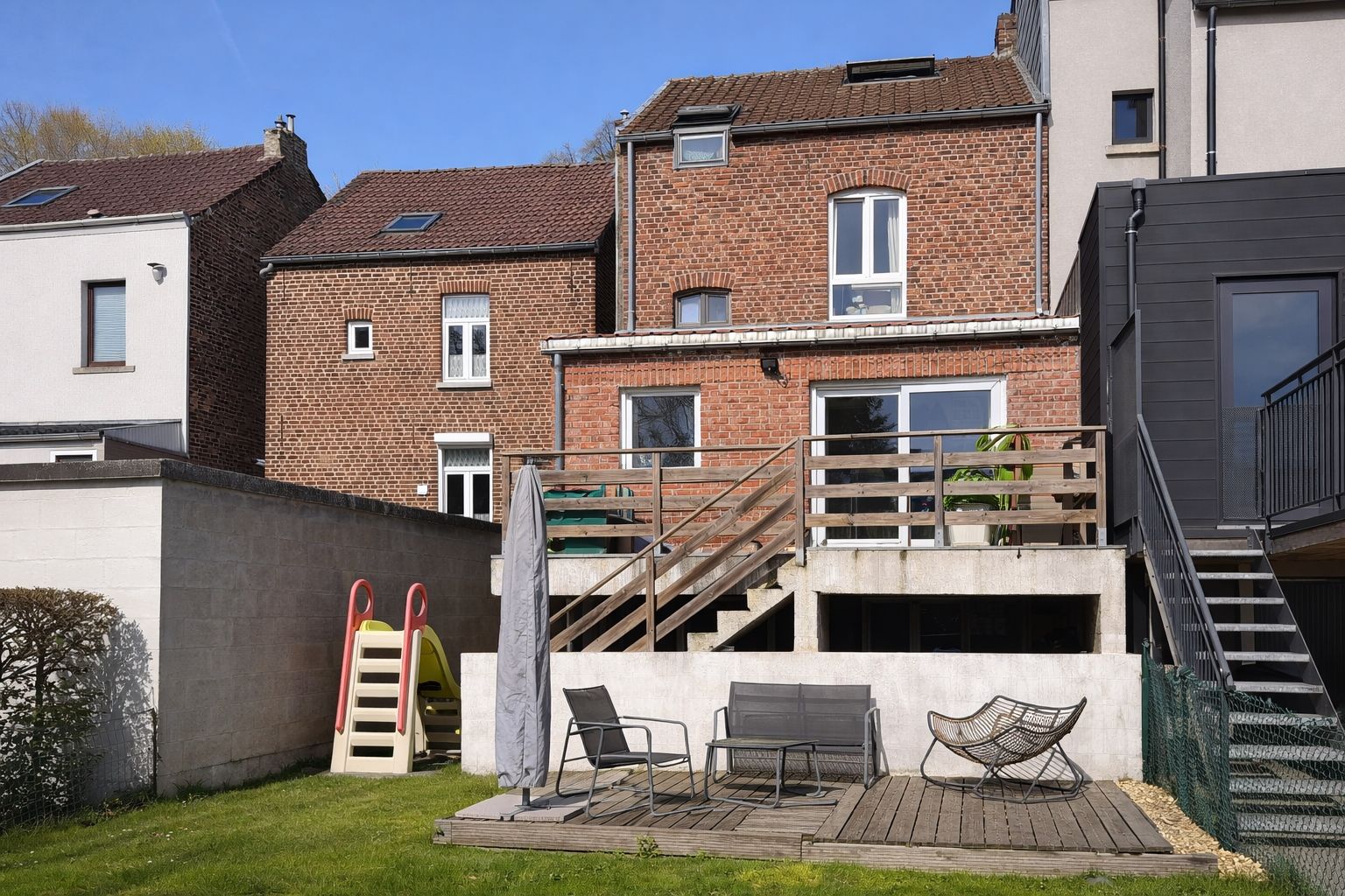 Adorable 3-sided house with garden Photo 12