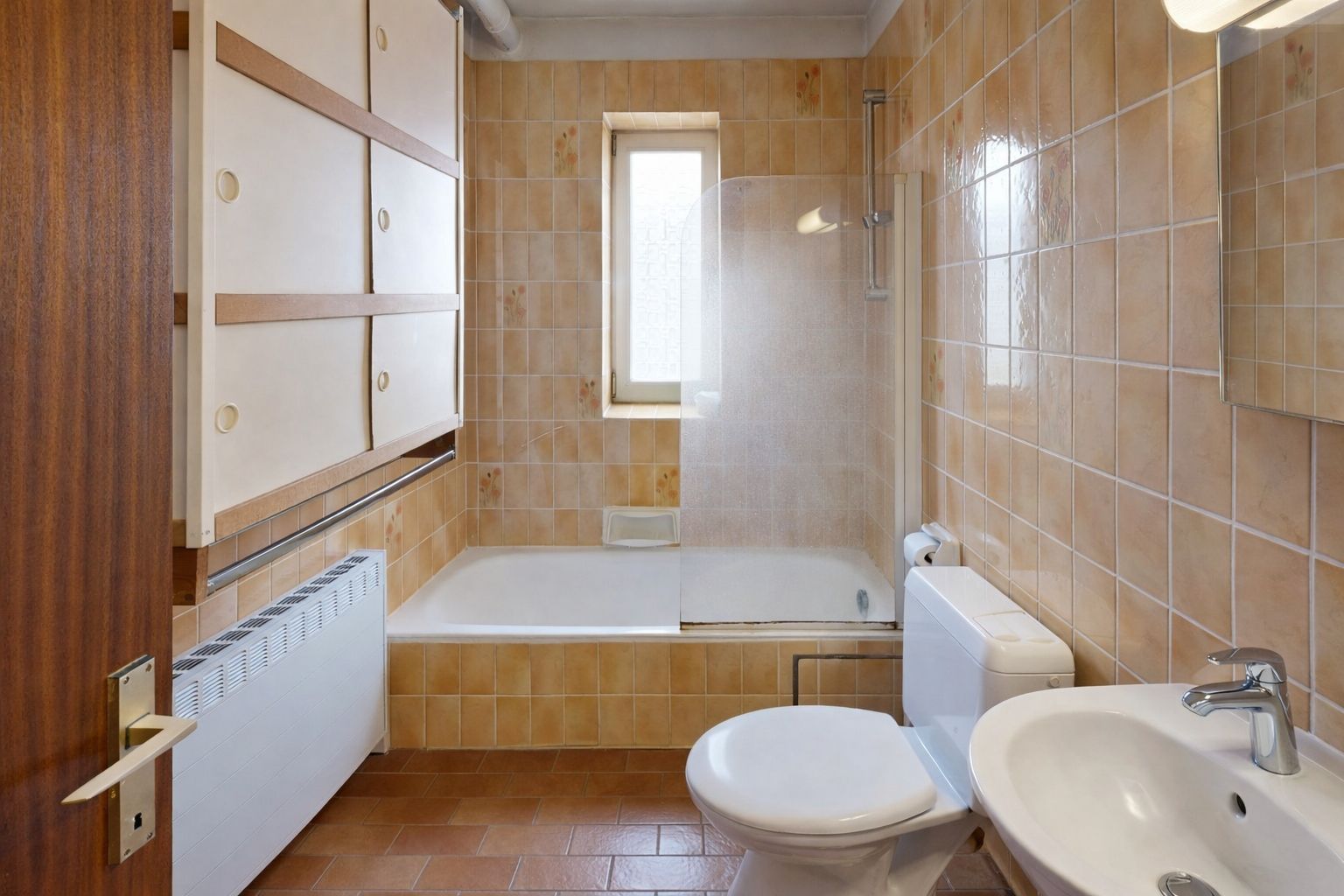 1 bedroom apartment with 1 office, a stone's throw from LLN Photo 9