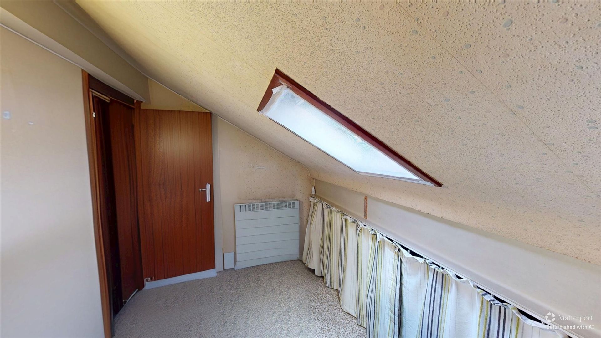 1 bedroom apartment with 1 office, a stone's throw from LLN Photo 7