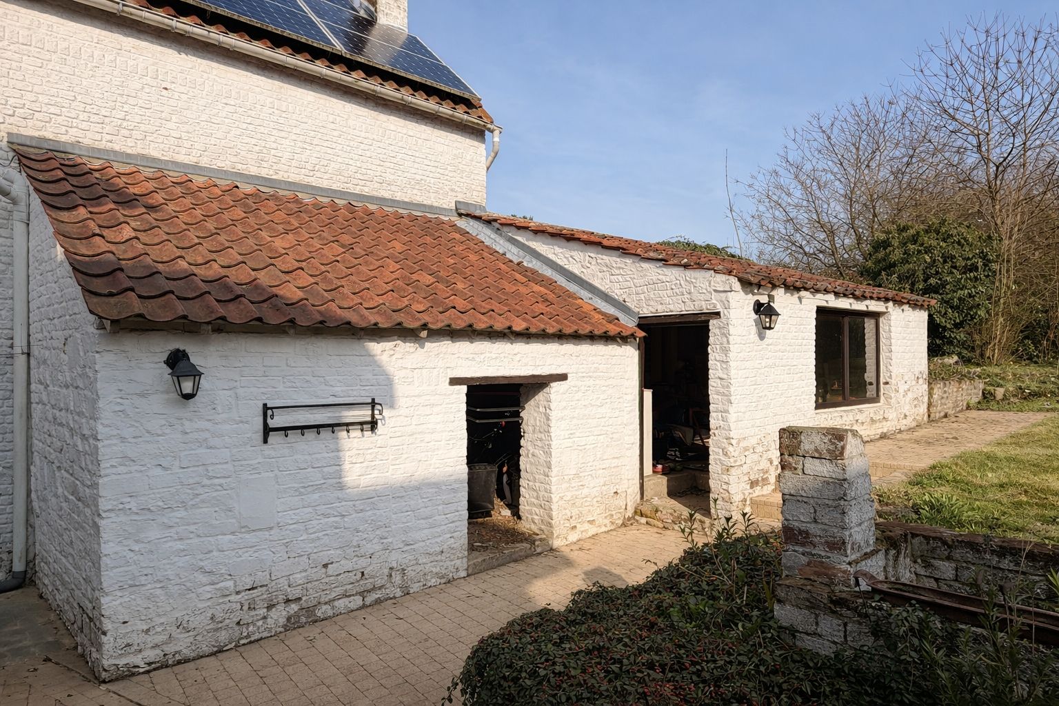 Charming, with a sumptuous garden and enormous potential. Photo 12