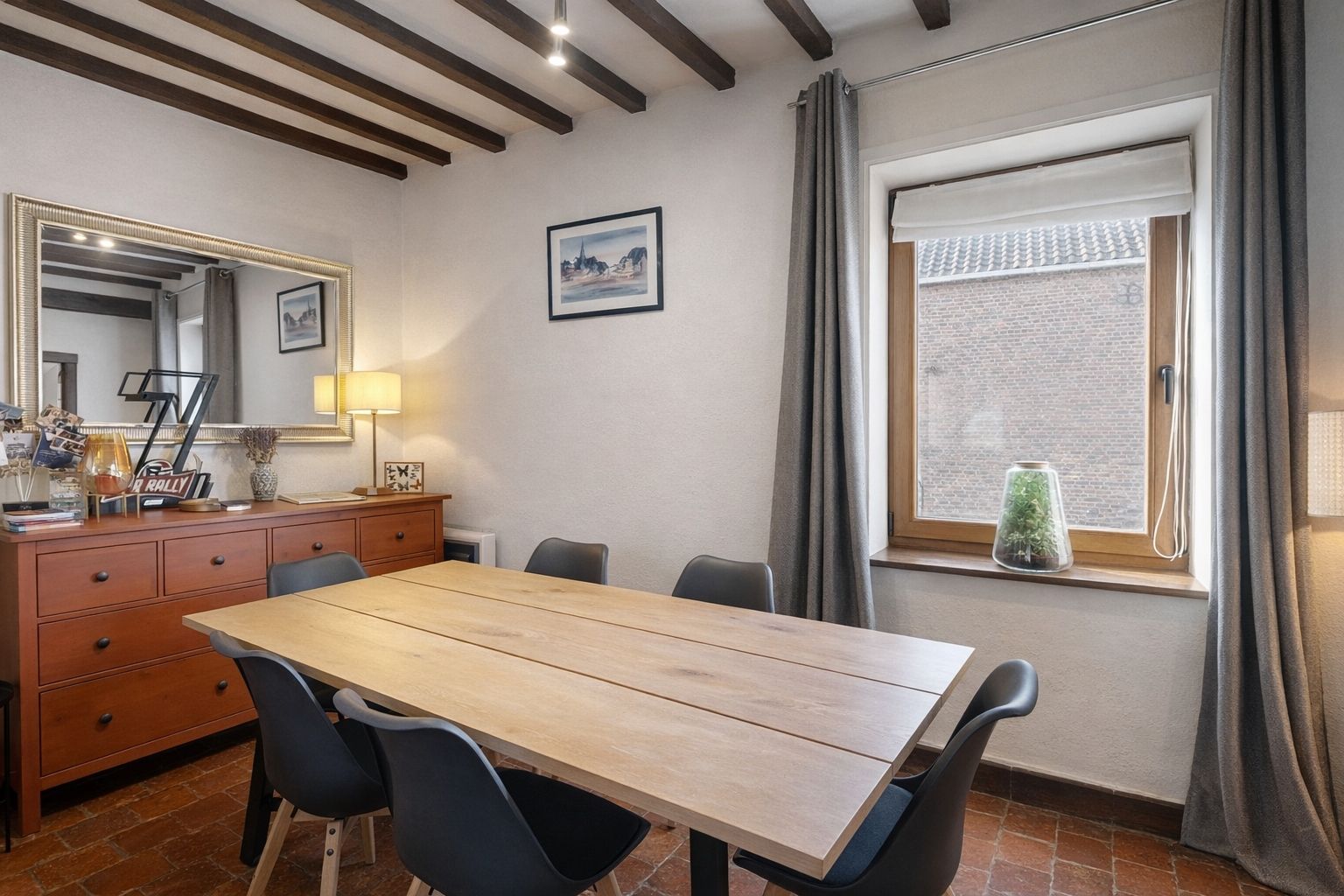 Charming, with a sumptuous garden and enormous potential. Photo 5