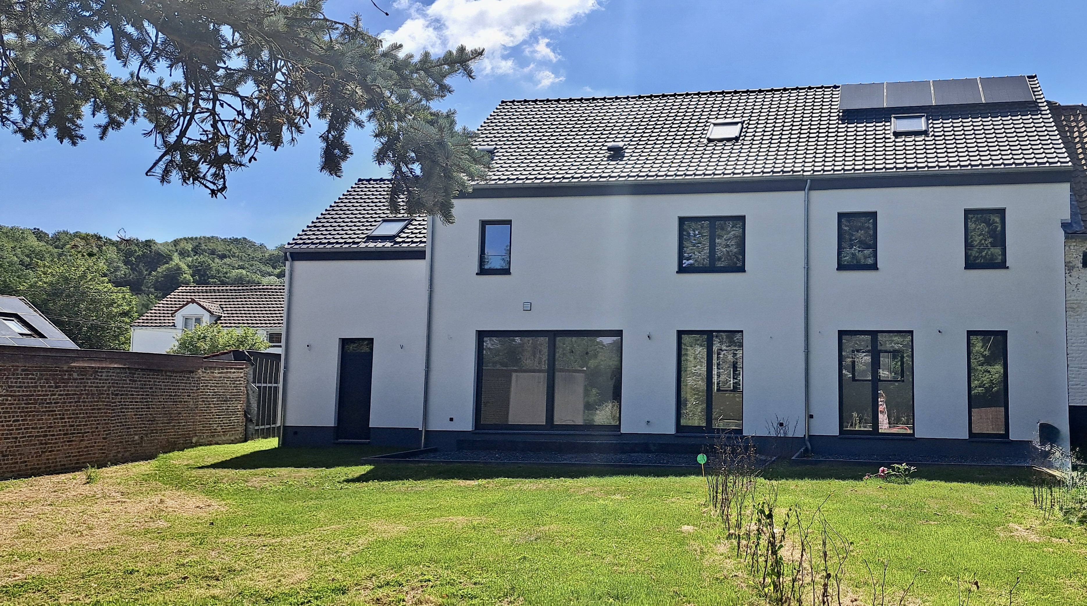 Belle maison neuve dans un cadre verdoyant et calme. Photo 12