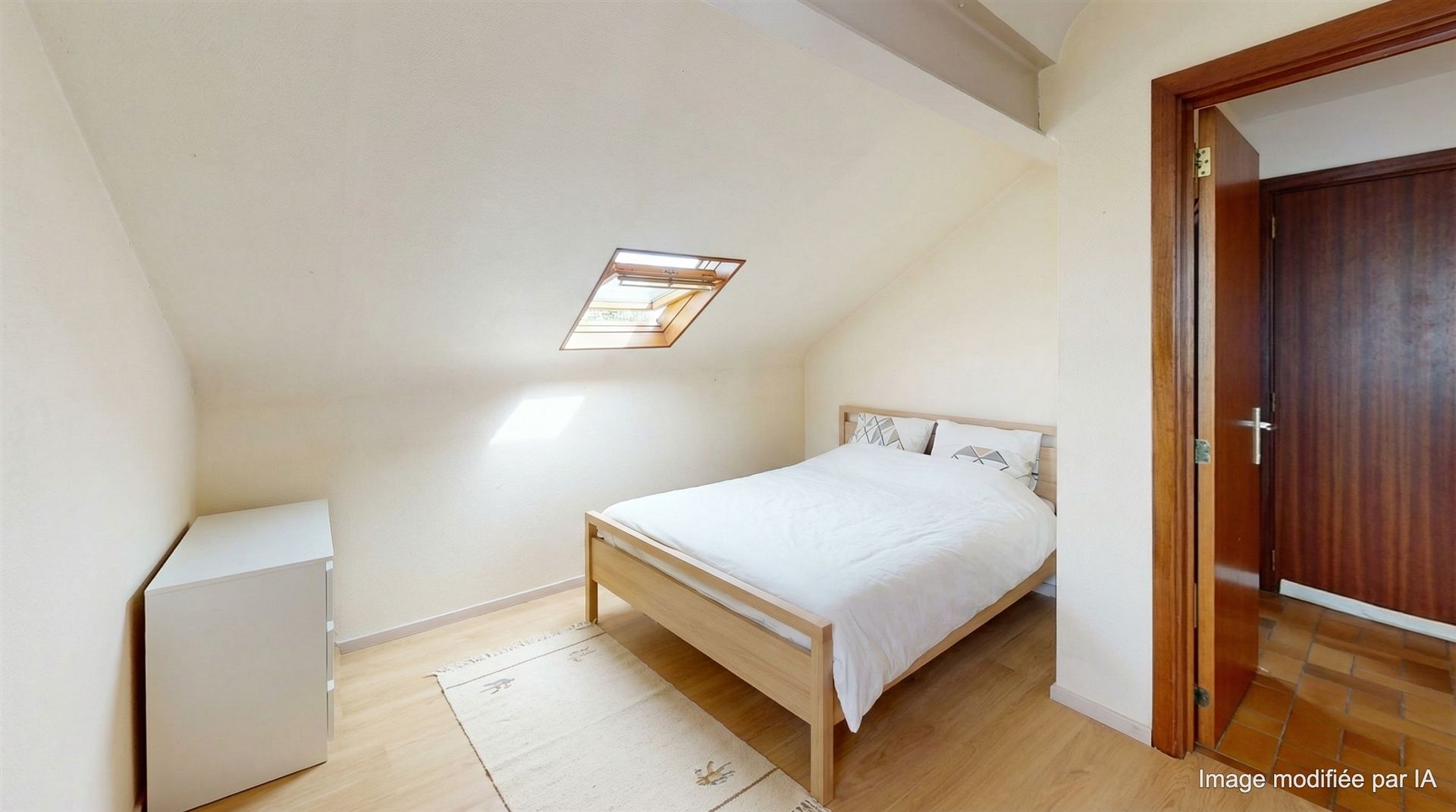 1 bedroom apartment with 1 office, a stone's throw from LLN Photo 5