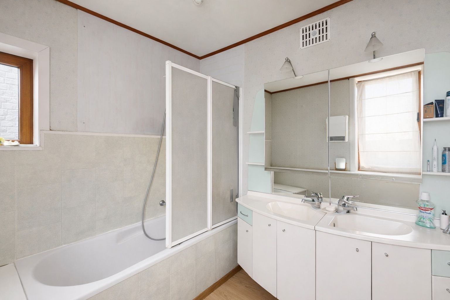 Charming, with a sumptuous garden and enormous potential. Photo 10