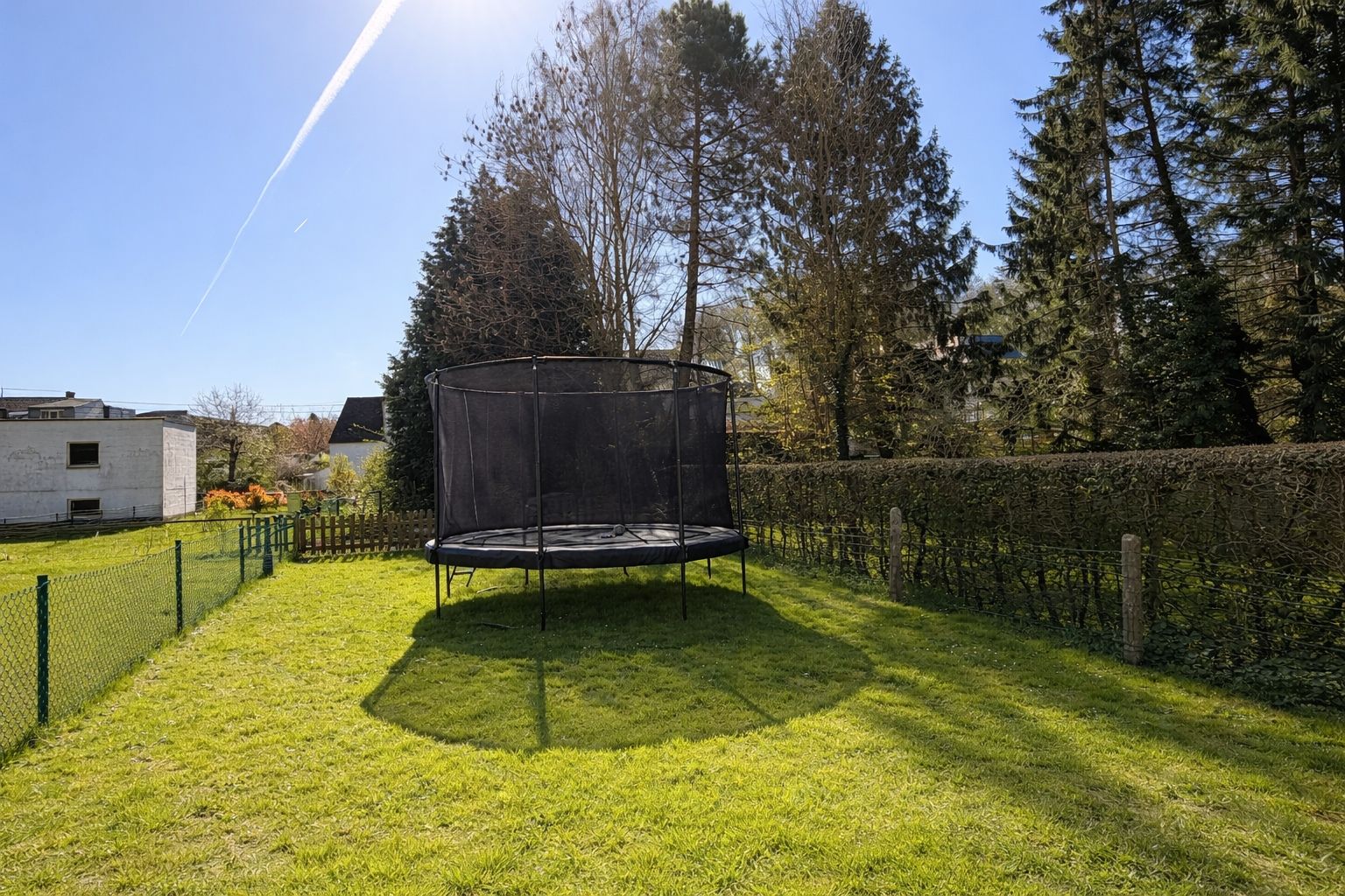 Adorable 3-sided house with garden Photo 11