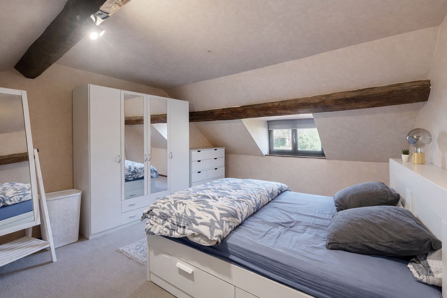 Charming, with a sumptuous garden and enormous potential. Photo 9